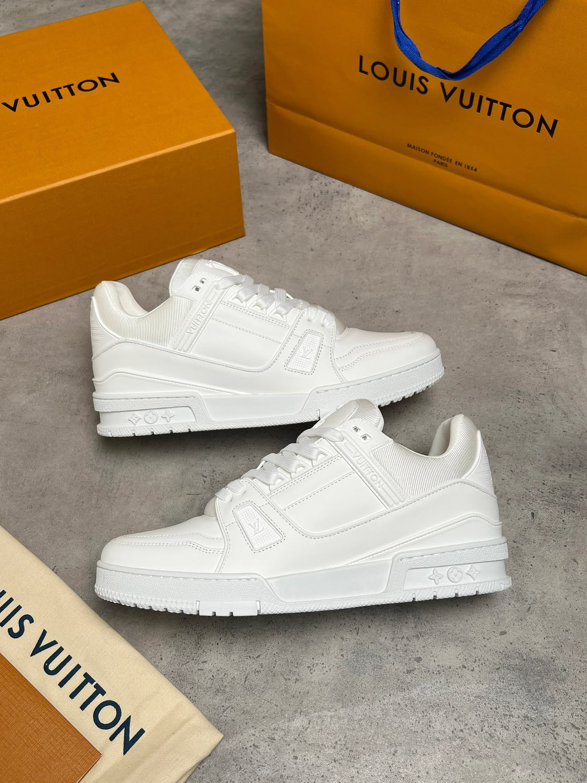 colour: white 