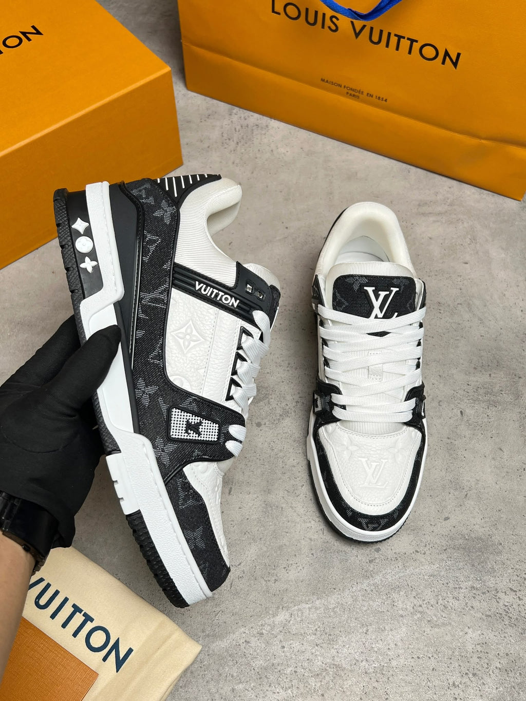 colour: black an d white 