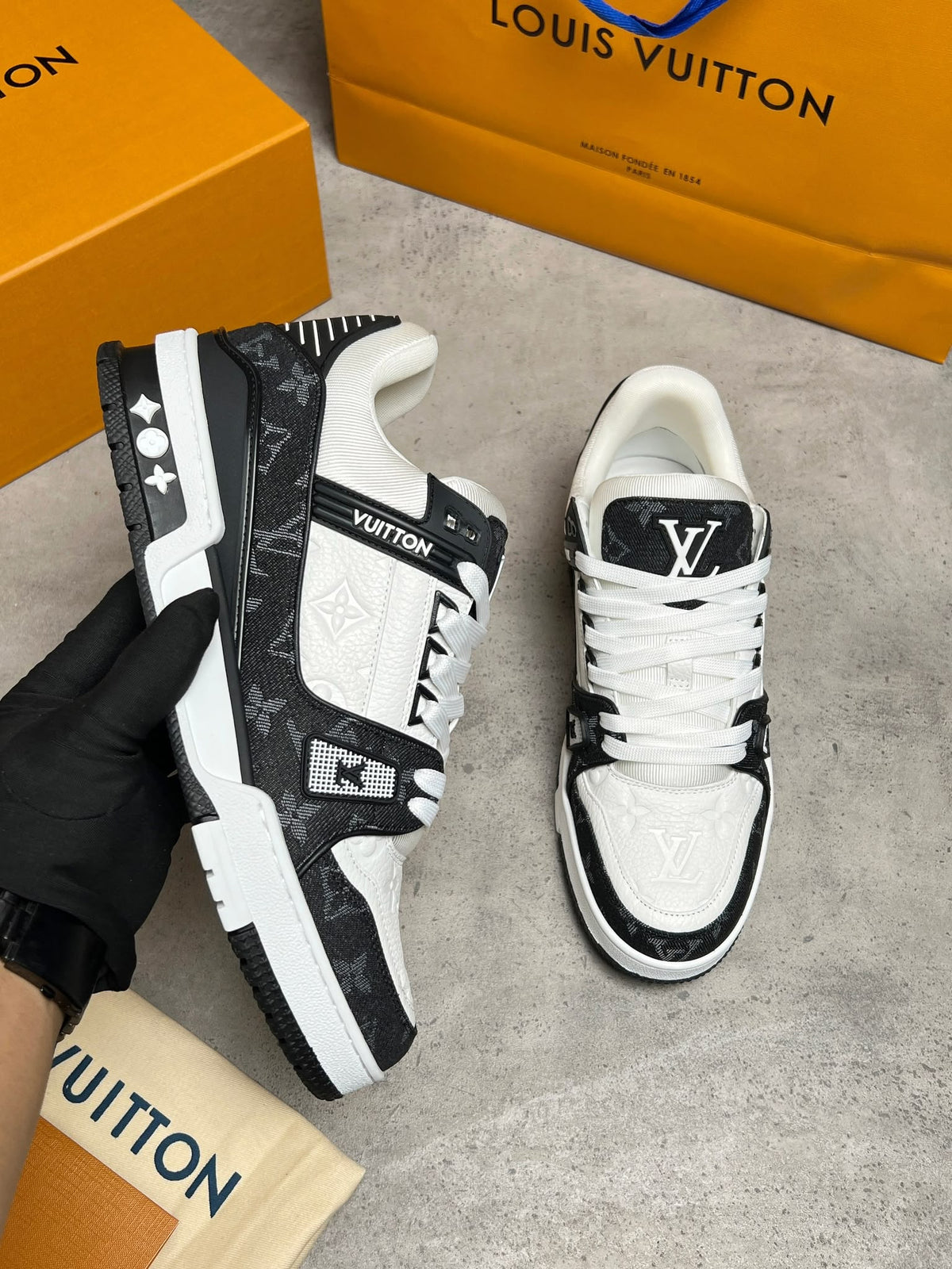 colour: black an d white 
