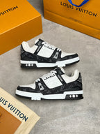 colour: black and white 