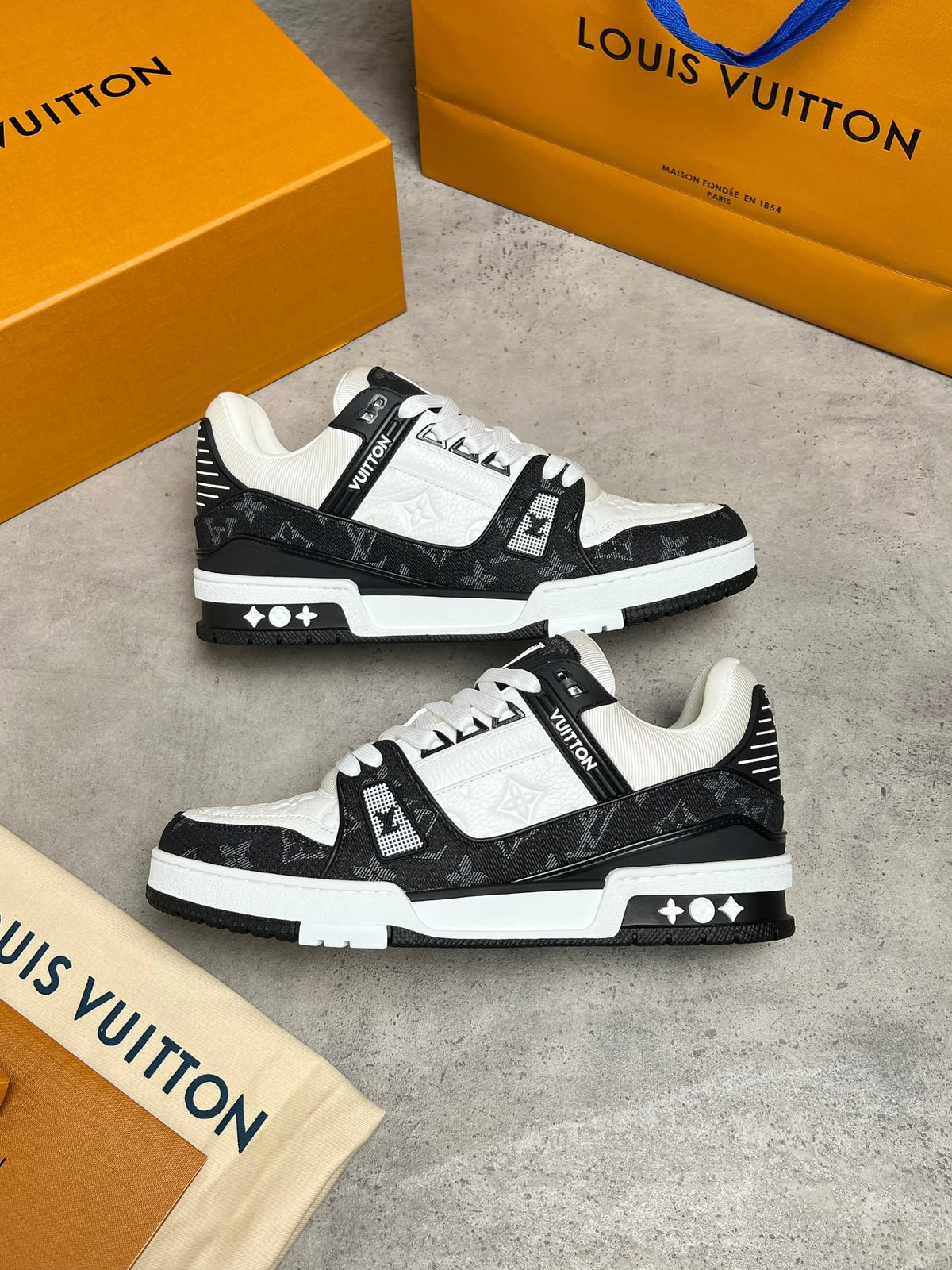 colour: black and white 