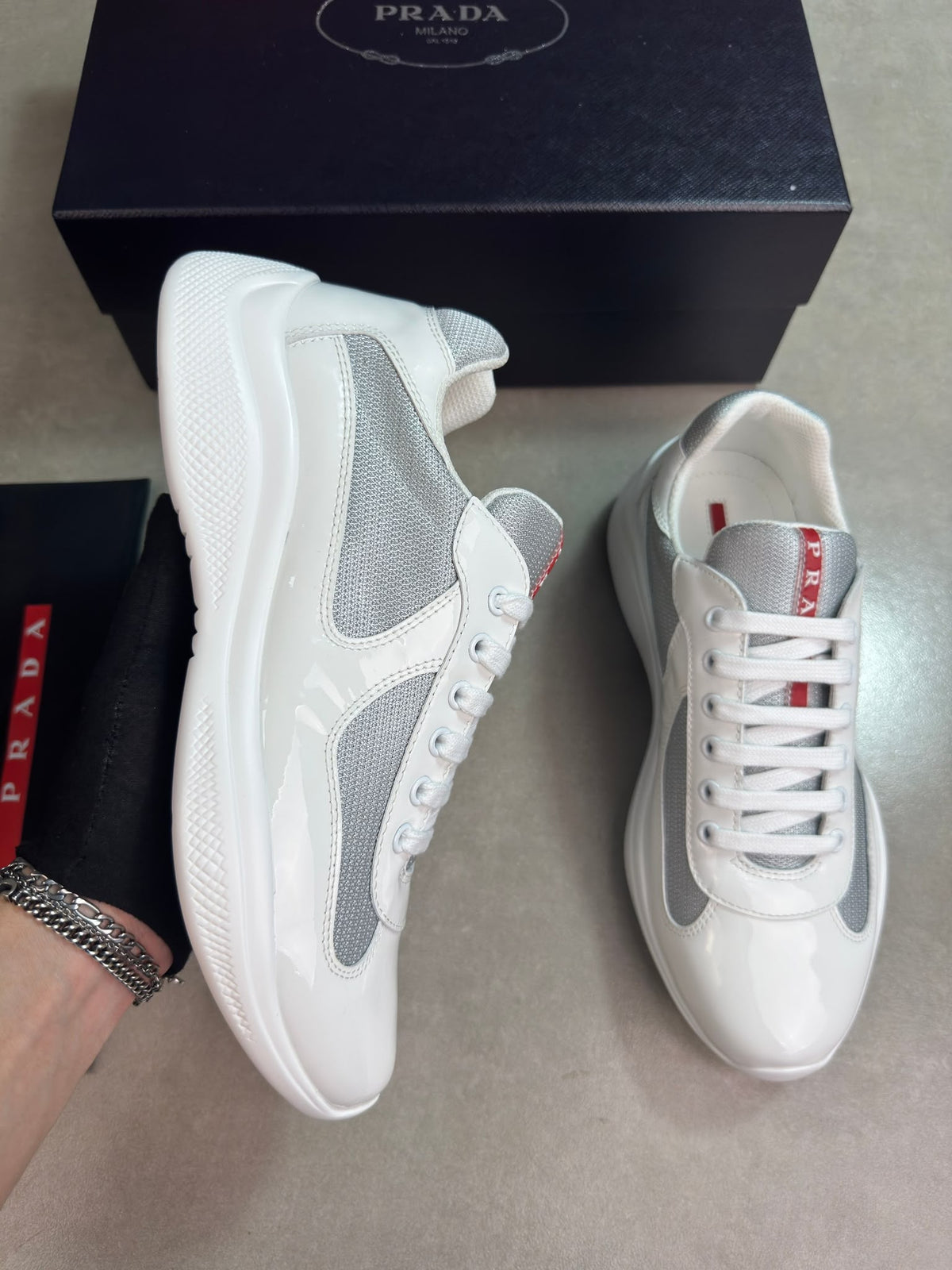 colour: white 