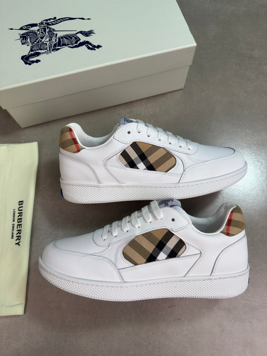 colour: white 