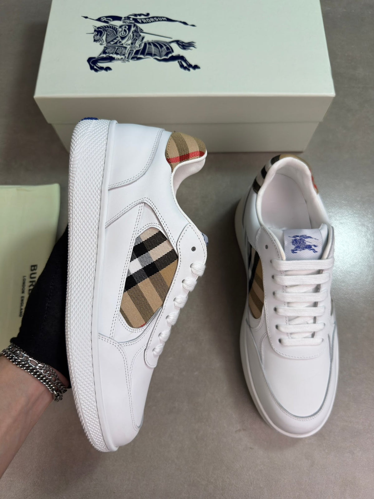 colour: white 