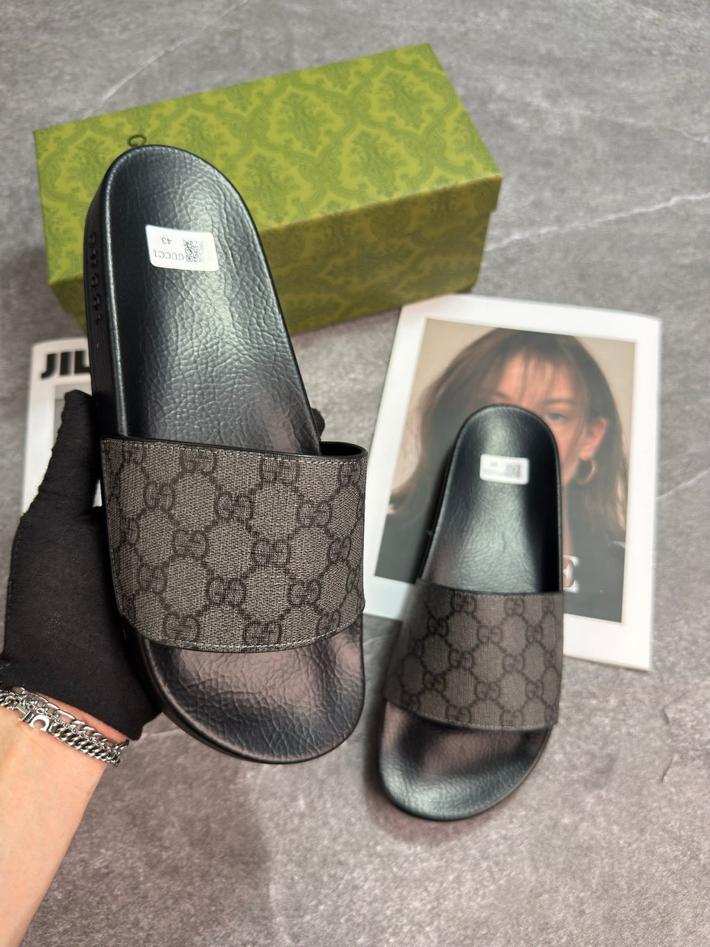 colour: black 