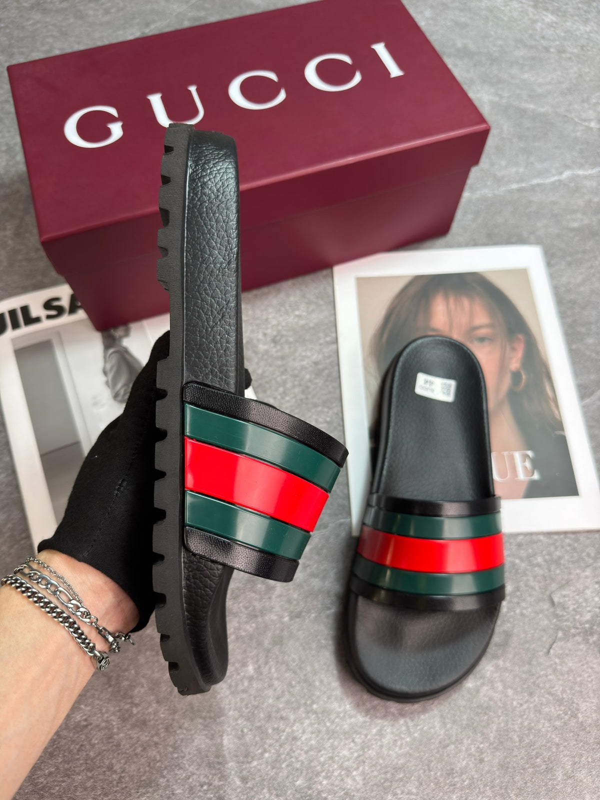 colour: green and red 