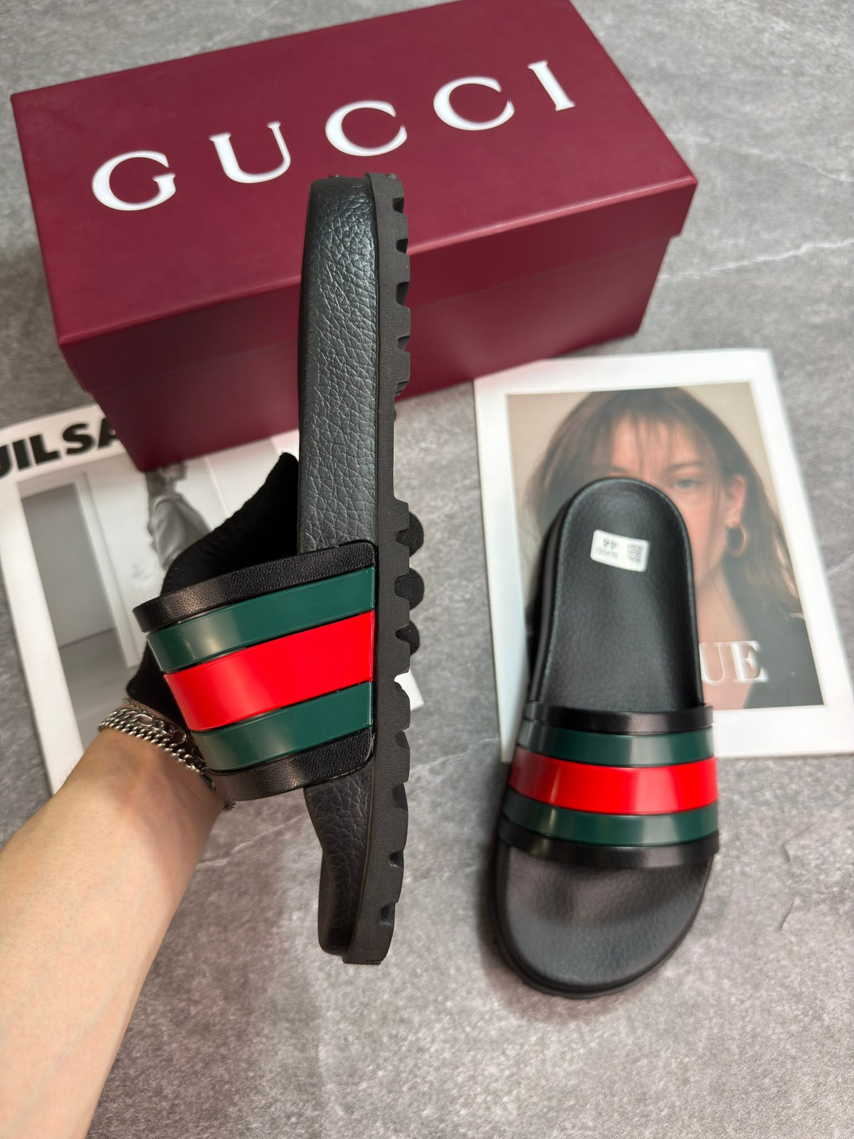 colour: green and red 