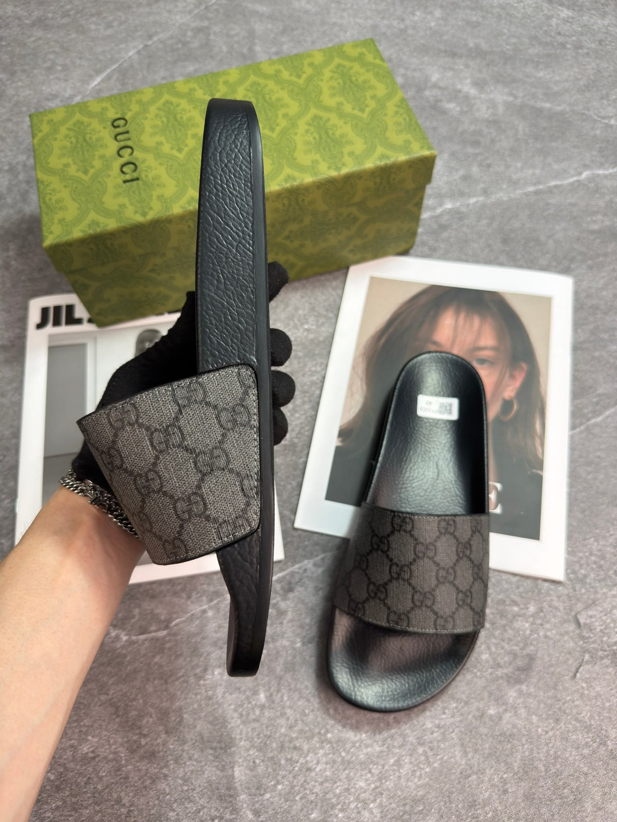 colour: black 