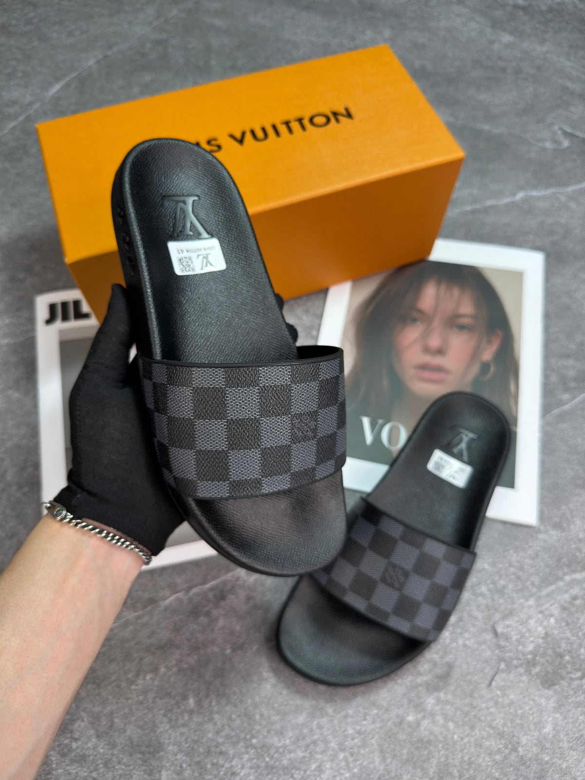 colour: black 