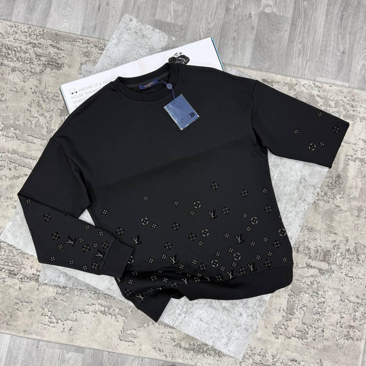 colour:  black 
