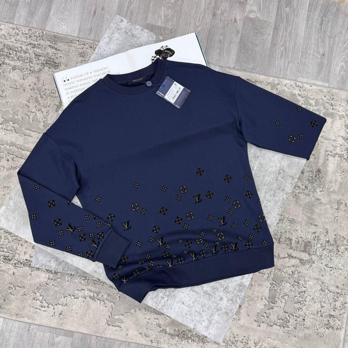 colour:  navy blue 