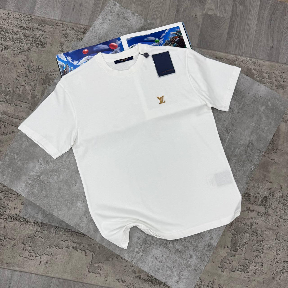 colour:  white 