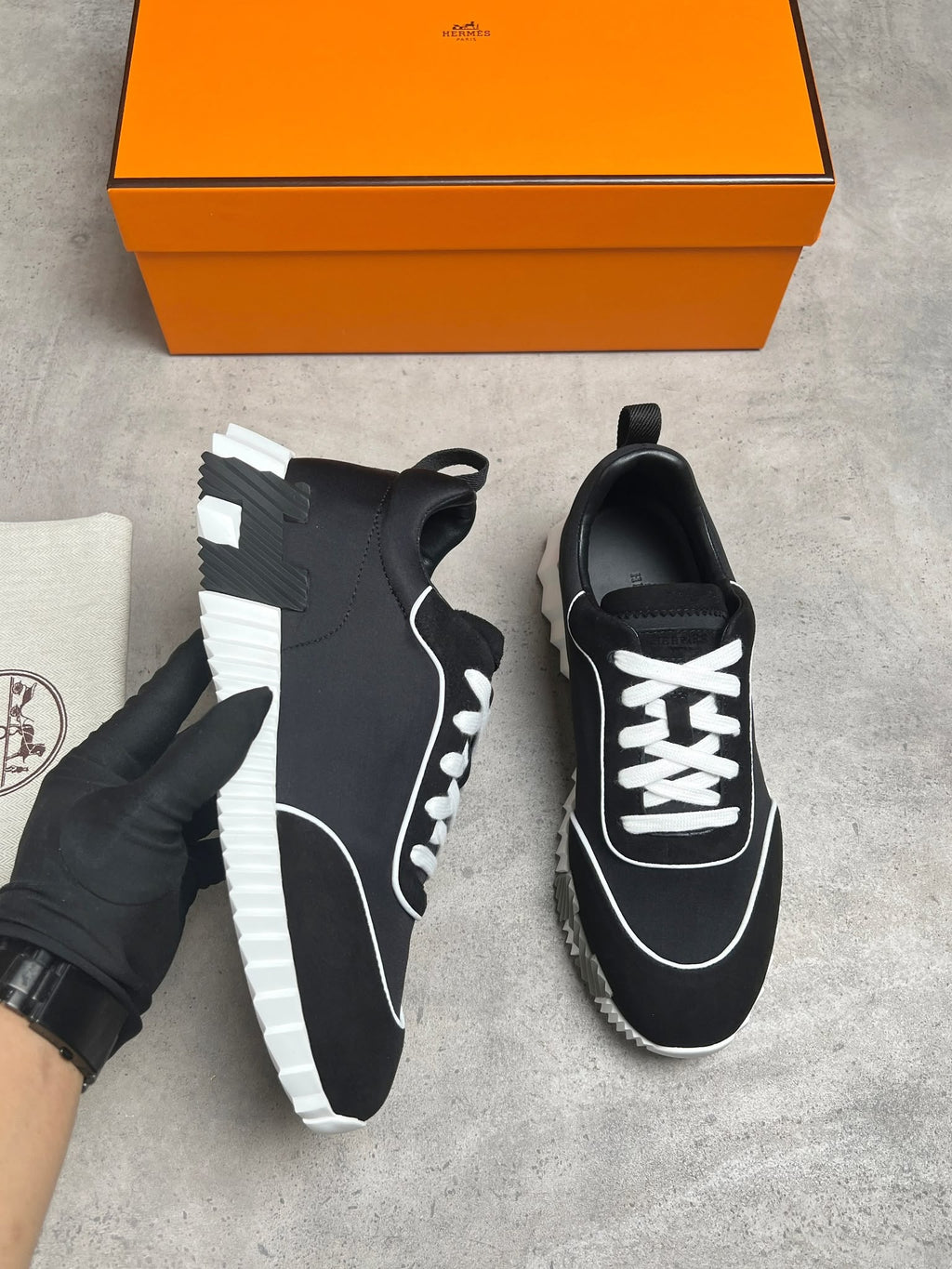 Hermz runners - Black with white stripes